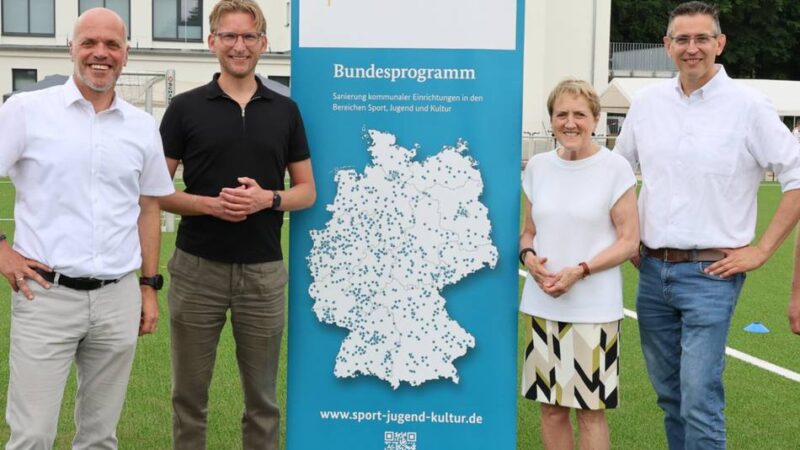 Eröffnung zum Jubiläum „100 plus 2“: Runderneuerte Sportanlage Neurath jetzt offiziell freigegeben