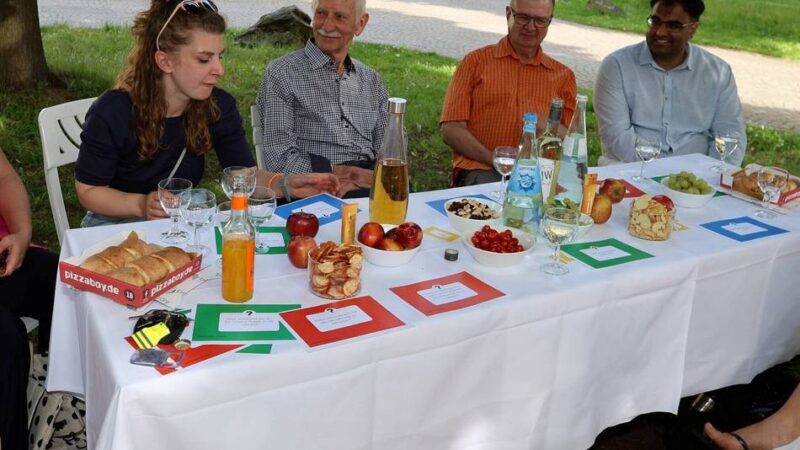Im Leverkusener Schlossgarten: Demokratie-Picknicktafel wächst bei jedem Treffen