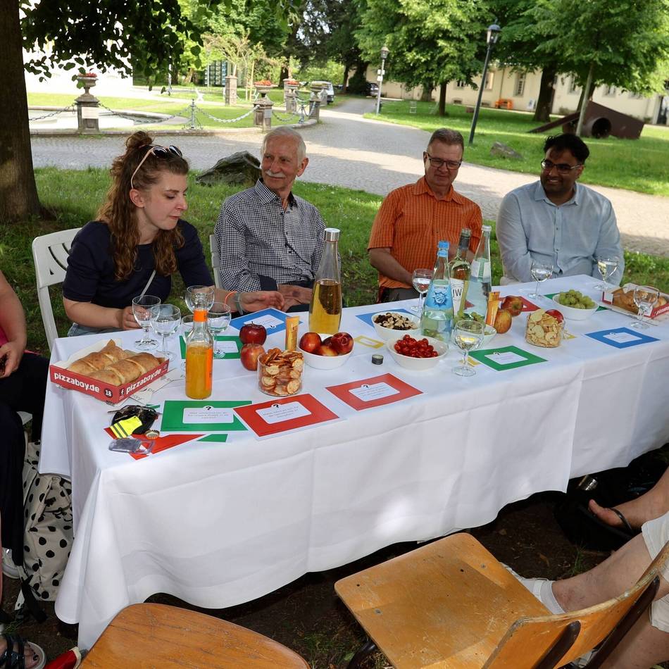 Im Leverkusener Schlossgarten: Demokratie-Picknicktafel wächst bei jedem Treffen
