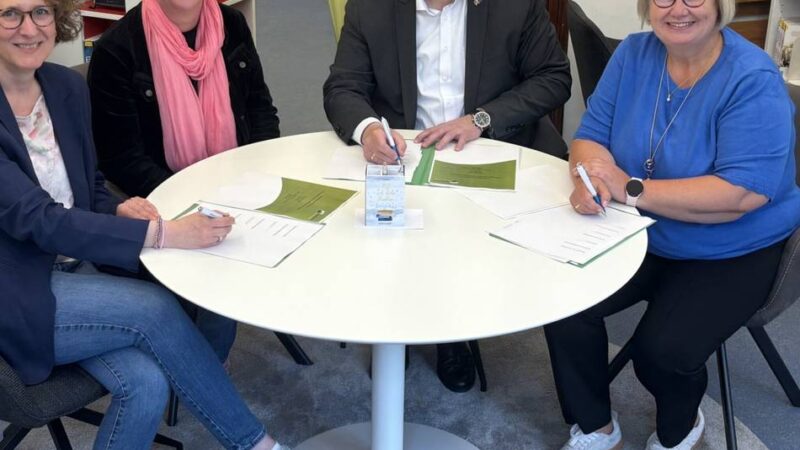 Leseförderung in Nettetal: Mosaikschule und Bücherei unterzeichnen Kooperationsvertrag