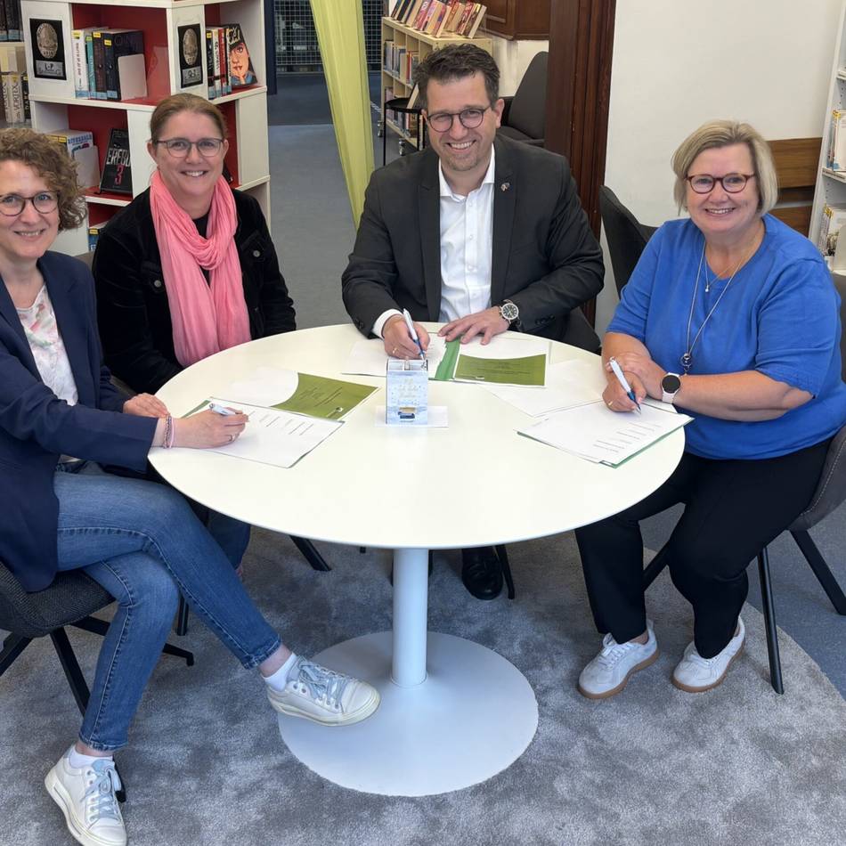 Leseförderung in Nettetal: Mosaikschule und Bücherei unterzeichnen Kooperationsvertrag