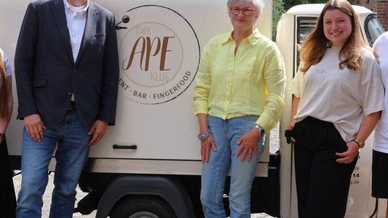 Pilotprojekt für mobiles Catering: Novum in Grevenbroich – „Café Ape“ macht Station auf Stadtparkinsel