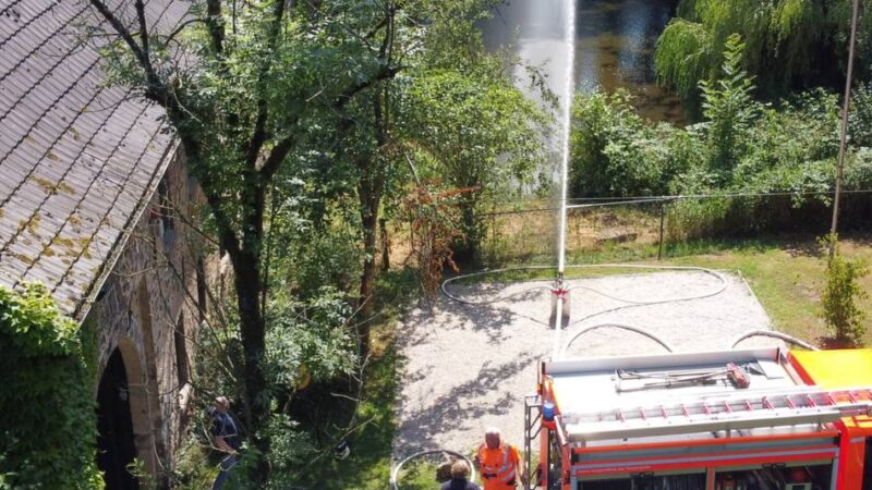Wasserburg in Langenfeld: Feuerwehr pumpt Wasser in Graben – und rettet Fische