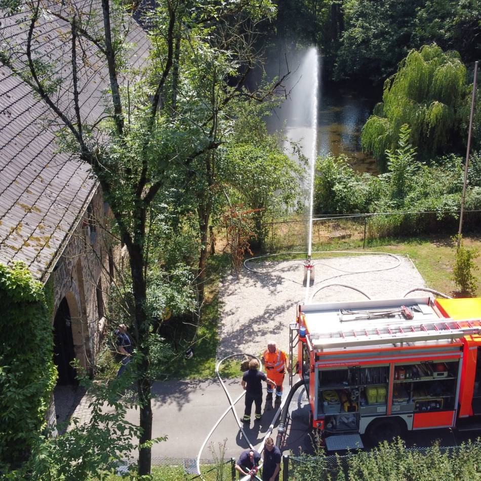 Wasserburg in Langenfeld: Feuerwehr pumpt Wasser in Graben – und rettet Fische