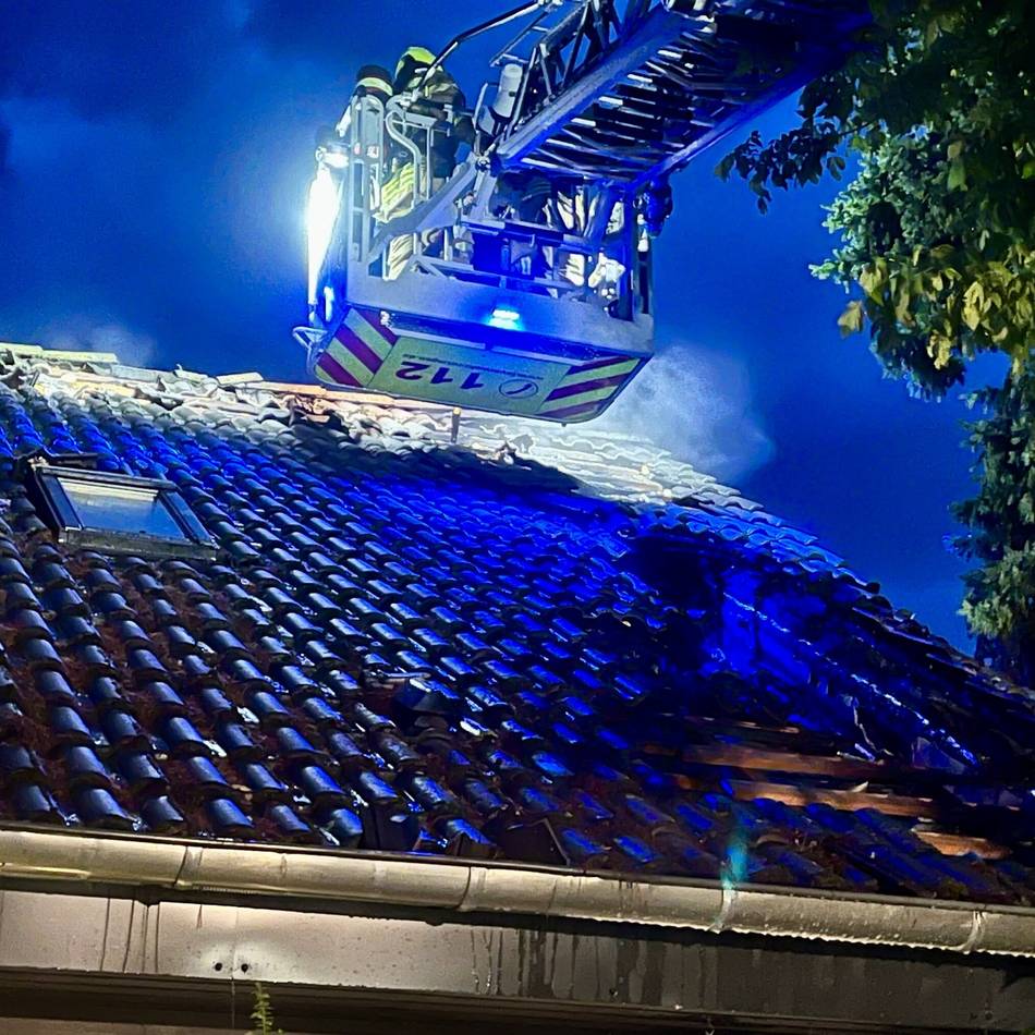 In der Nacht zum Sonntag : Gewitter: Dachstuhlbrand in Ratingen Süd