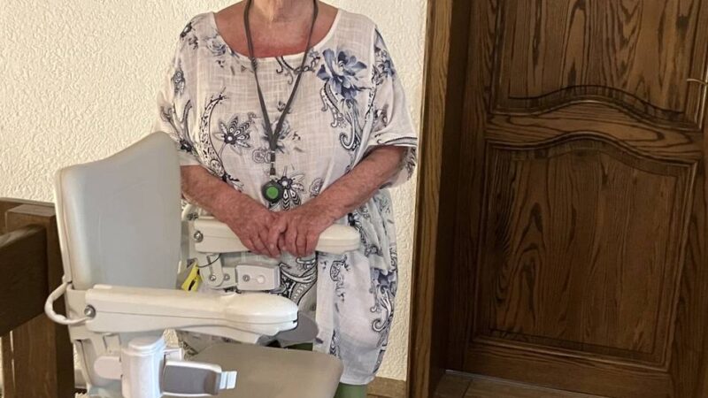 Grevenbroicher Seniorin im Stich gelassen: „Ich muss seit Wochen auf allen vieren die Treppe hochkrabbeln“