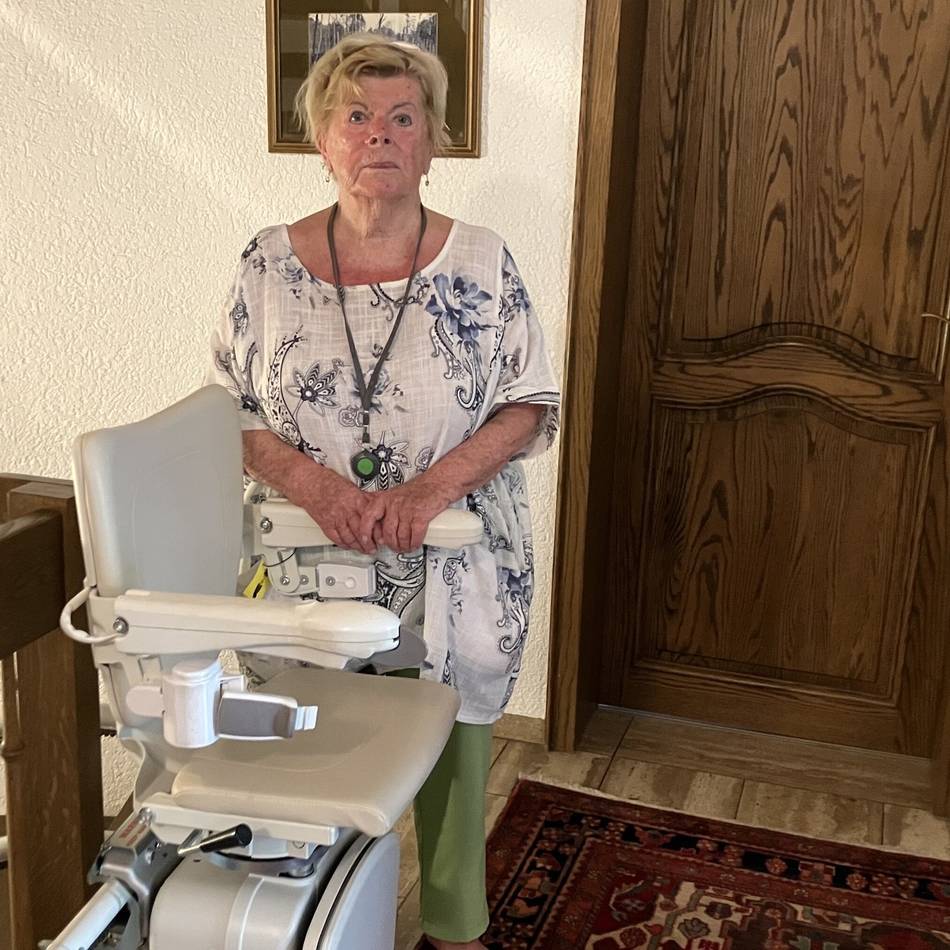Grevenbroicher Seniorin im Stich gelassen: „Ich muss seit Wochen auf allen vieren die Treppe hochkrabbeln“