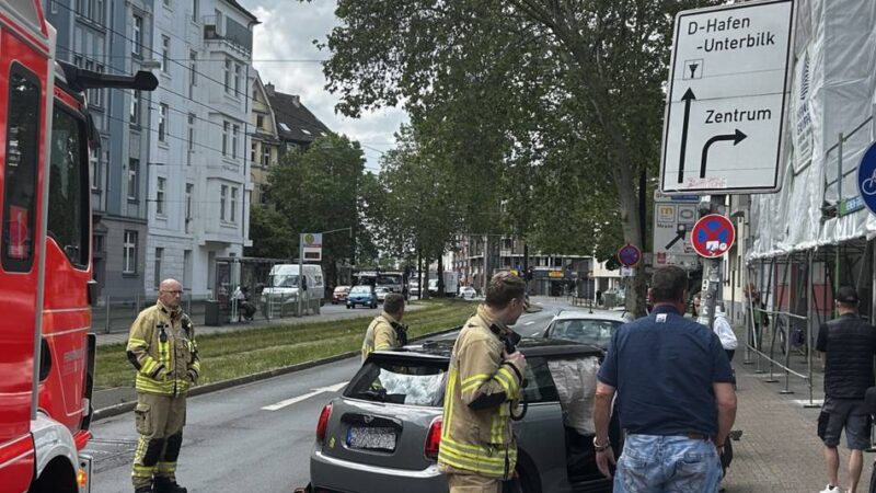 Polizeieinsatz in Düsseldorf-Oberbilk: Fußgänger nach Unfall von Straßenschild getroffen