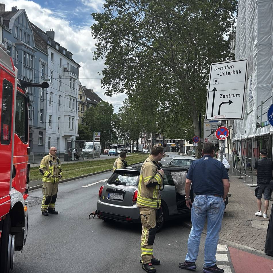 Polizeieinsatz in Düsseldorf-Oberbilk: Fußgänger nach Unfall von Straßenschild getroffen