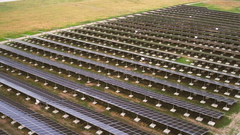 Einweihung am Düsseldorfer Flughafen : Die Startbahn mit der größten Solaranlage