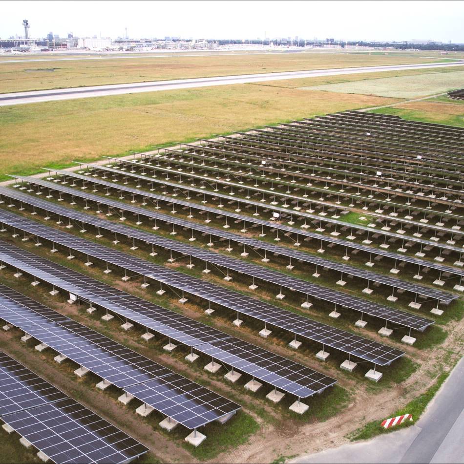 Einweihung am Düsseldorfer Flughafen : Die Startbahn mit der größten Solaranlage