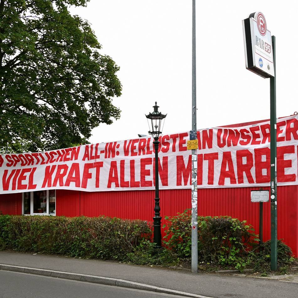„Verluste an unserer menschlichen Basis“: Ultras-Banner am Flinger Broich – wichtige Botschaft nach Fortuna-Abstieg