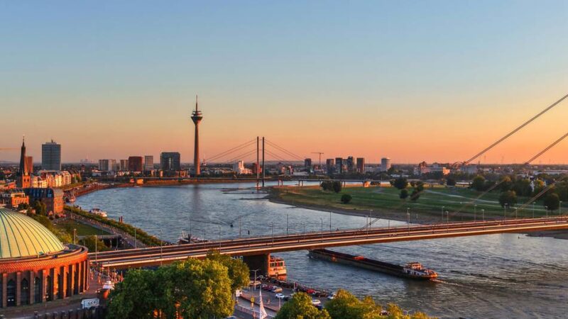 Rhein in Flammen in Düsseldorf: Tausende Max-Korzh-Fans brennen Bengalos auf Oberkasseler Brücke ab