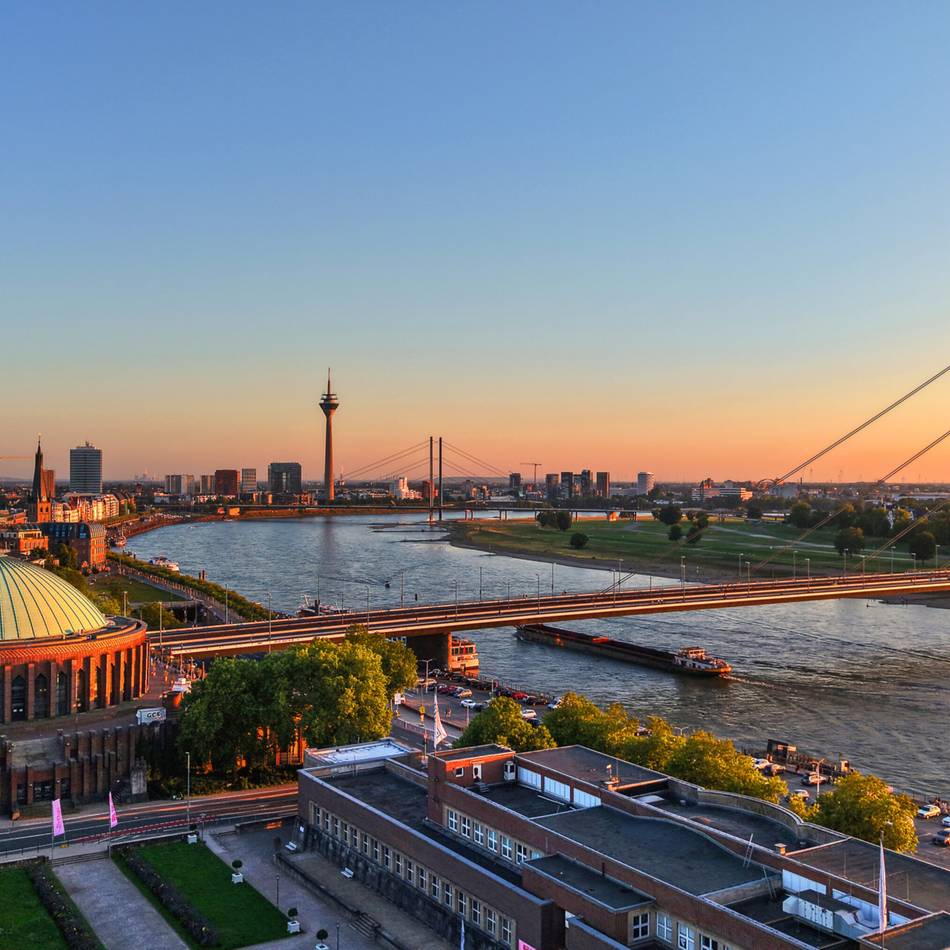 Rhein in Flammen in Düsseldorf: Tausende Max-Korzh-Fans brennen Bengalos auf Oberkasseler Brücke ab