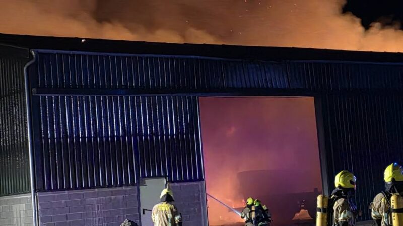 Großeinsatz der Feuerwehr : Scheune und Strohballen stehen in Uedem in Flammen