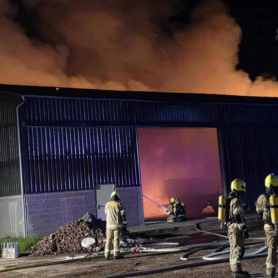 Großeinsatz der Feuerwehr : Scheune und Strohballen stehen in Uedem in Flammen