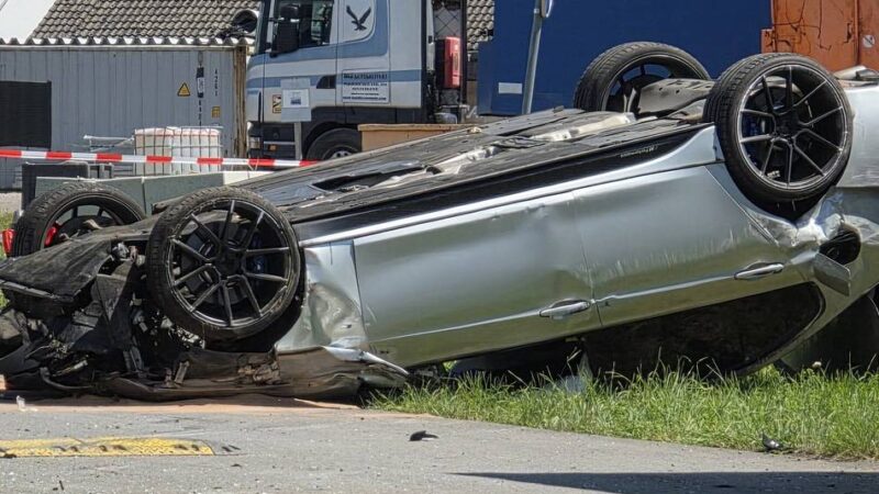 Unfall in Kleve: Fahrer sackt zusammen – Irrfahrt endet nach 150 Metern auf dem Autodach