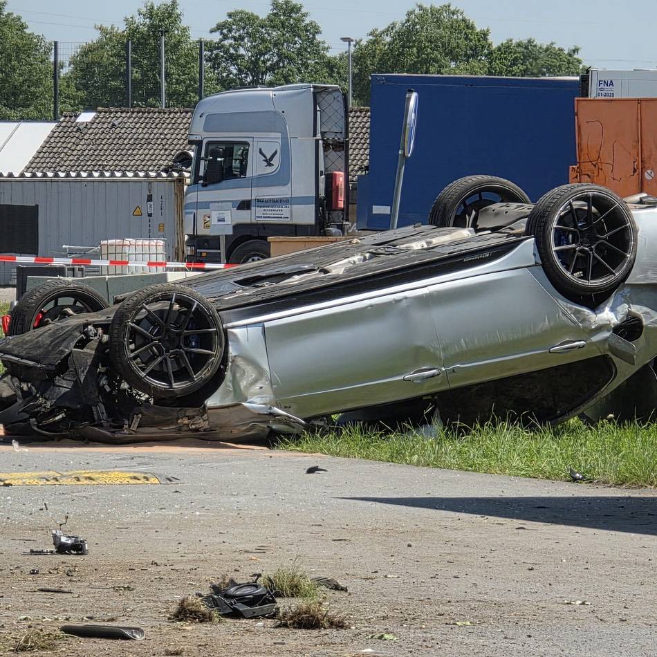 Unfall in Kleve: Fahrer sackt zusammen – Irrfahrt endet nach 150 Metern auf dem Autodach