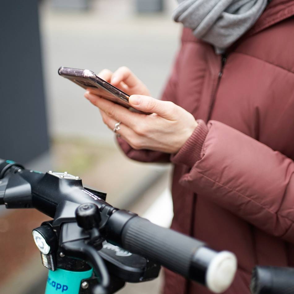 Falsch abgestellte Roller in Neuss: „Kaum ein Verkehrsmittel polarisiert so stark wie der E-Scooter“
