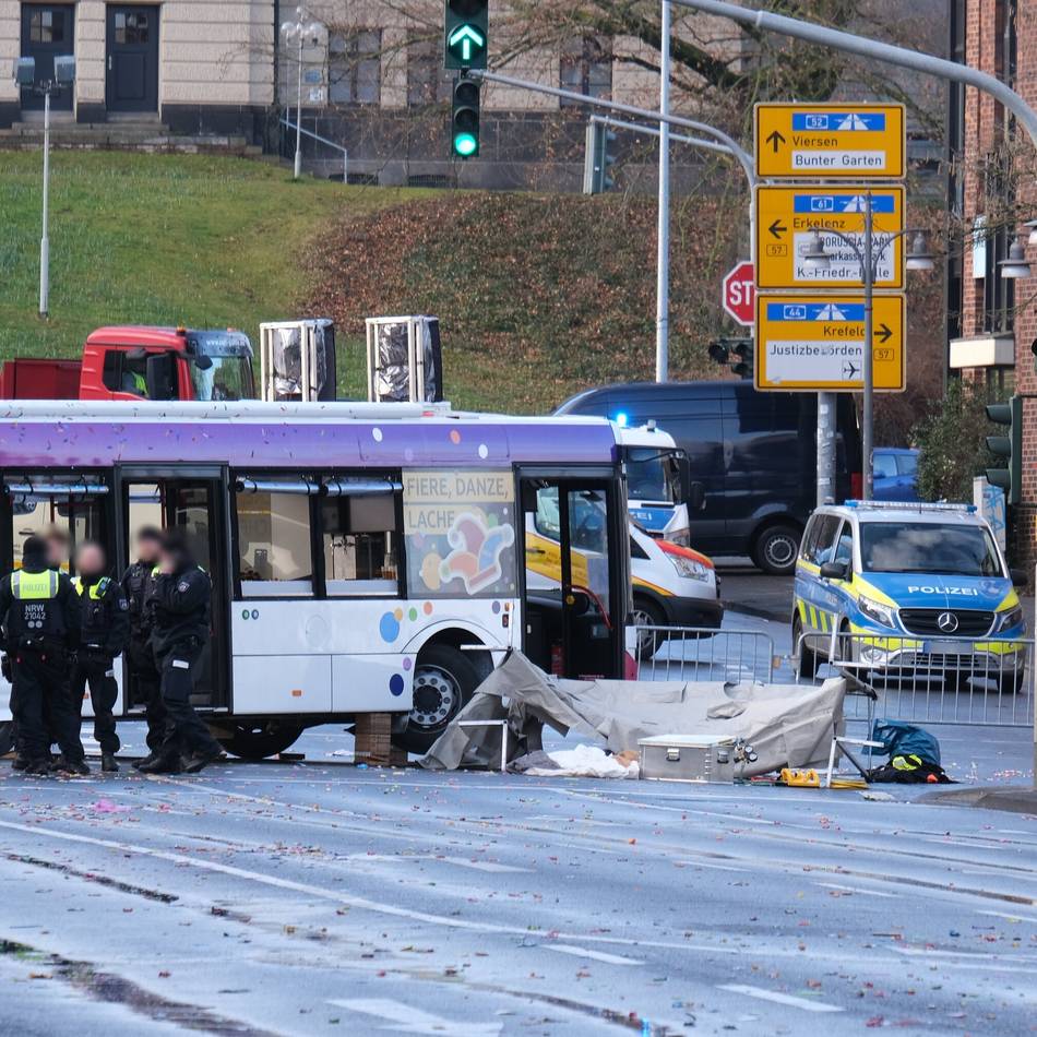 Veilchendienstag in Mönchengladbach: Bei Karnevalsumzug von Bus überrollt – So geht es der 23-Jährigen heute