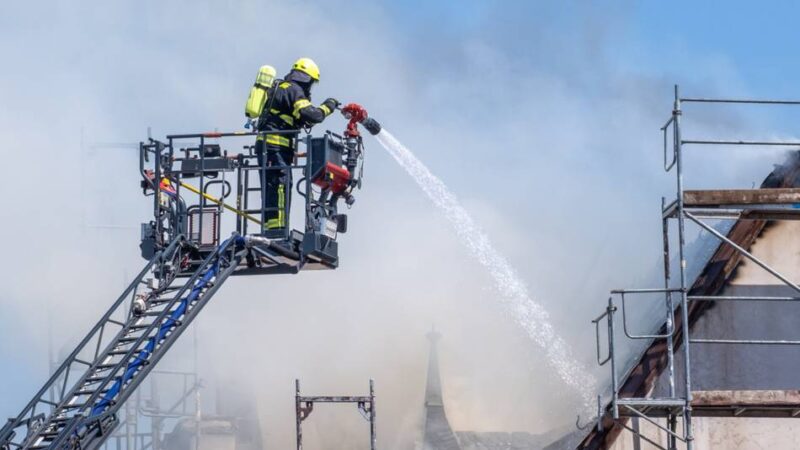 Einsatz in Mönchengladbach: Haus nach Dachstuhlbrand unbewohnbar