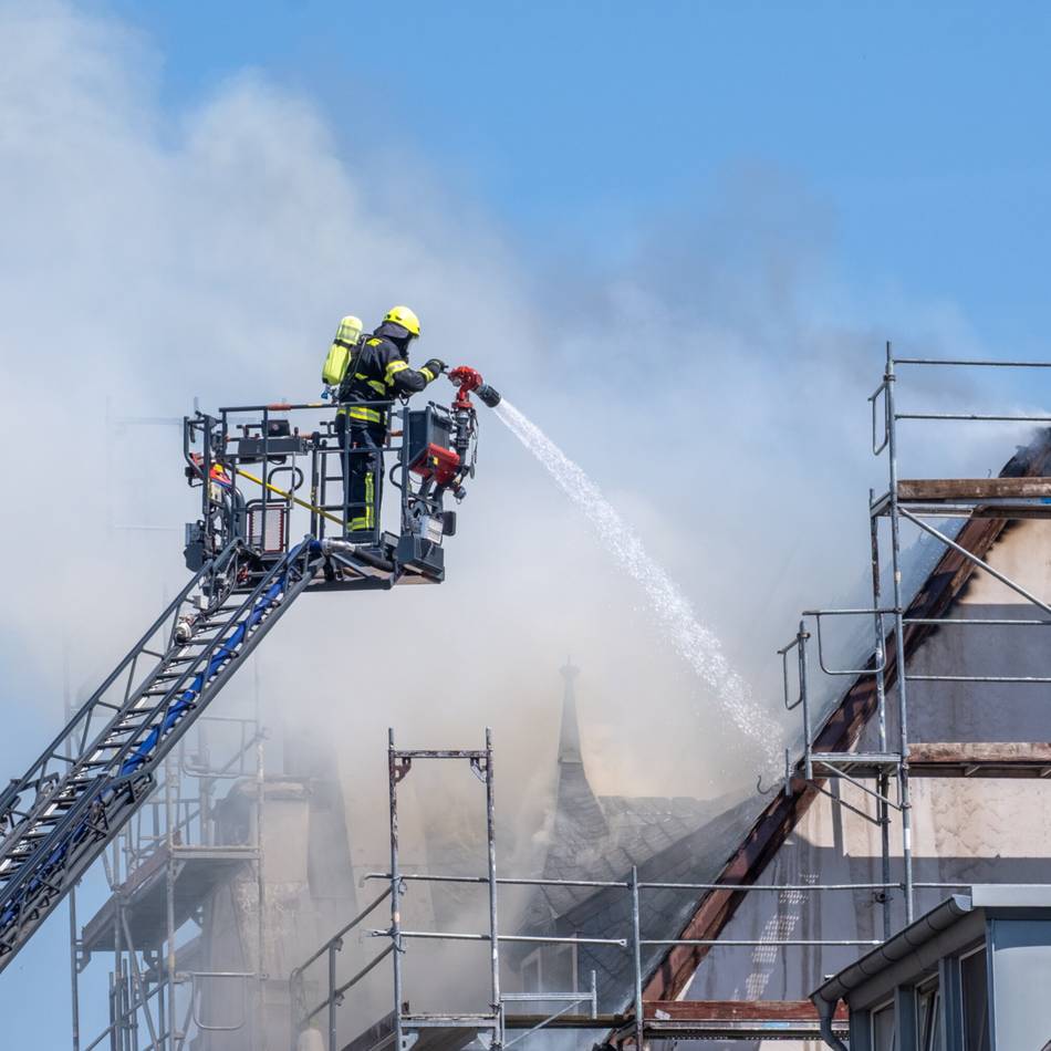 Einsatz in Mönchengladbach: Haus nach Dachstuhlbrand unbewohnbar