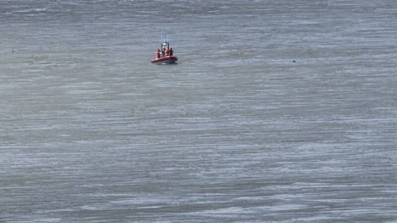 Zwei Bootsinsassen retten sich ans Ufer: Kanu gekentert – Einsatzkräfte stellen Suche nach vermisster Person im Rhein bei Wesel ein