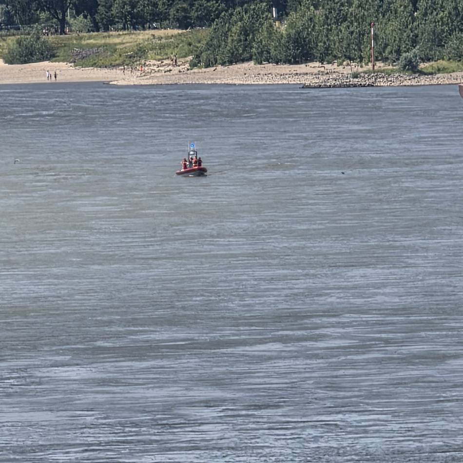 Zwei Bootsinsassen retten sich ans Ufer: Kanu gekentert – Einsatzkräfte stellen Suche nach vermisster Person im Rhein bei Wesel ein