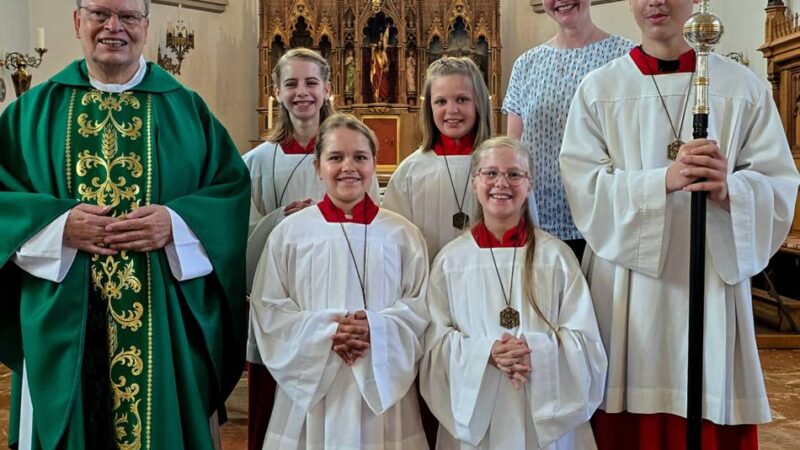 St. Barbara in Langenfeld: Vier Mädchen starten als Messdienerinnen