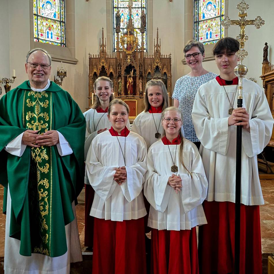 St. Barbara in Langenfeld: Vier Mädchen starten als Messdienerinnen