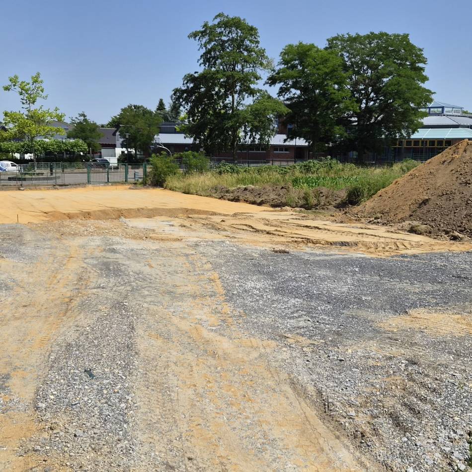 Arbeiten in Niederkrüchten: Multicourt und Verkehrsberuhigung – zwei Baumaßnahmen