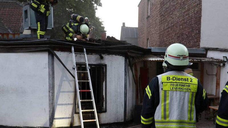 Einsatz in Leverkusen: Feuerwehr löscht Hinterhausbrand an der Kölner Straße