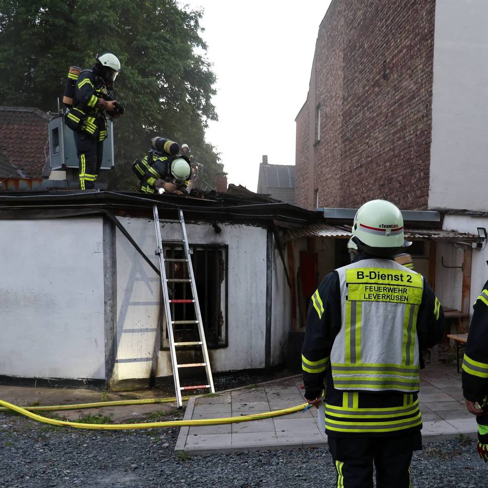 Einsatz in Leverkusen: Feuerwehr löscht Hinterhausbrand an der Kölner Straße