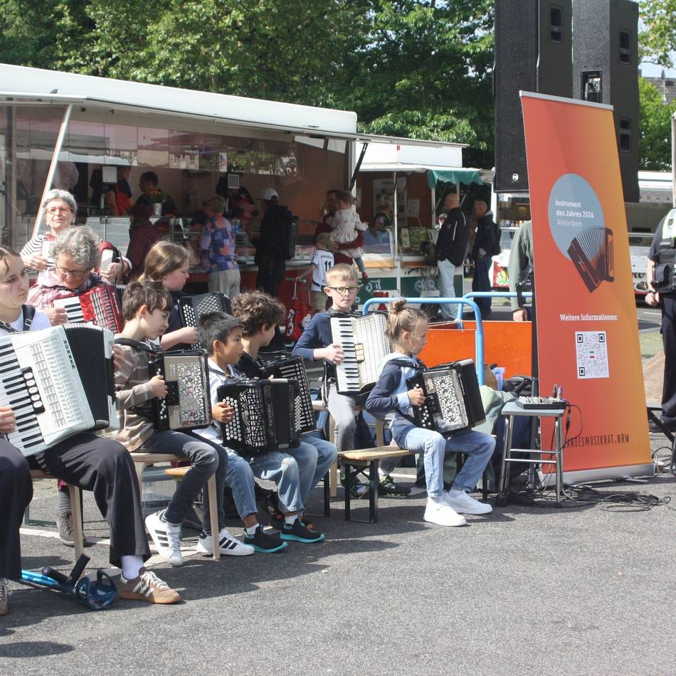 Flashmob der Kreismusikschule fürs Akkordeon: Quetschkommode war gestern