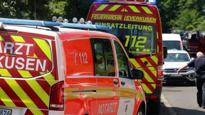 Feuerwehreinsatz in Leverkusen: Kühlschrank brennt: zwei Verletzte