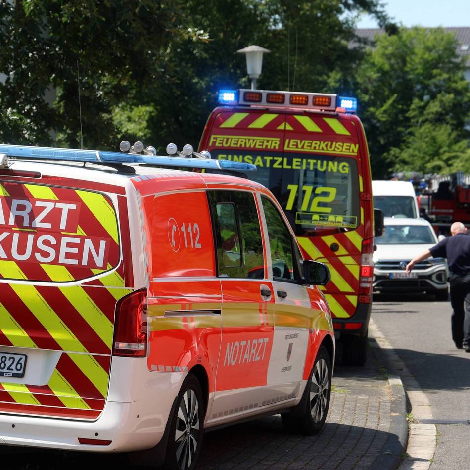 Feuerwehreinsatz in Leverkusen: Kühlschrank brennt: zwei Verletzte