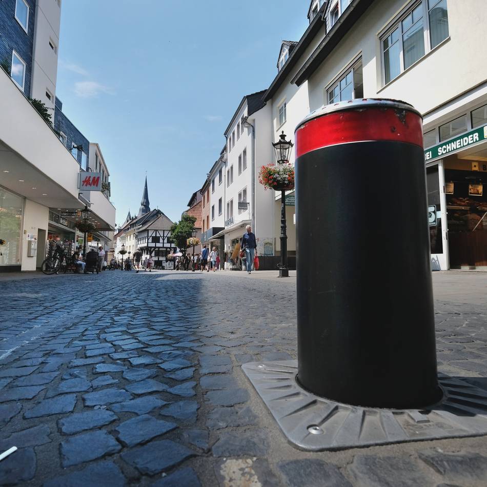 In der Ratinger Innenstadt: Polleranlage in der City seit Jahren defekt
