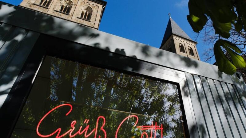 Auf dem Ratinger Marktplatz : Neue Ausstellung im Pavillon der Kirche