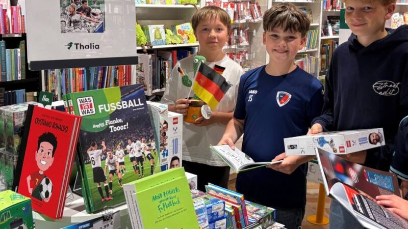Kunden schon in Stimmung: Wo es in Kempen Fanartikel zur Fußball-WM gibt