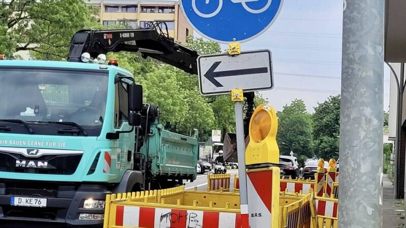 Evakuierung in Düsseldorf: Gas-Austritt in Gerresheim – Feuerwehr mit 34 Kräften und 14 Fahrzeugen im Einsatz