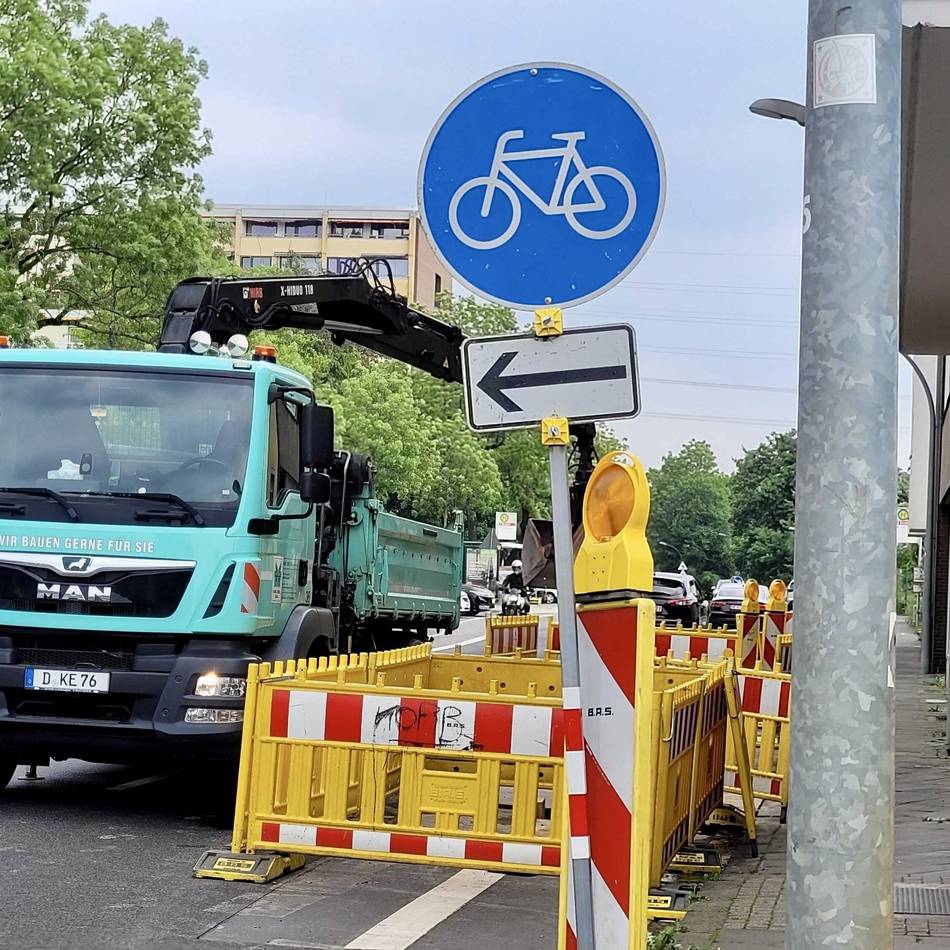 Evakuierung in Düsseldorf: Gas-Austritt in Gerresheim – Feuerwehr mit 34 Kräften und 14 Fahrzeugen im Einsatz