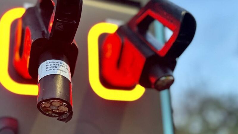 E-Autos in Meerbusch: Unbekannte stehlen Kabel von mehreren Ladesäulen