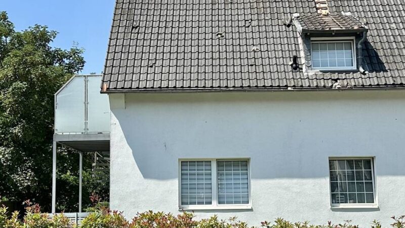 Feuerwehr Düsseldorf: Blitz schlägt in Haus ein – 50 Einsatzkräfte bekämpfen brennenden Dachstuhl