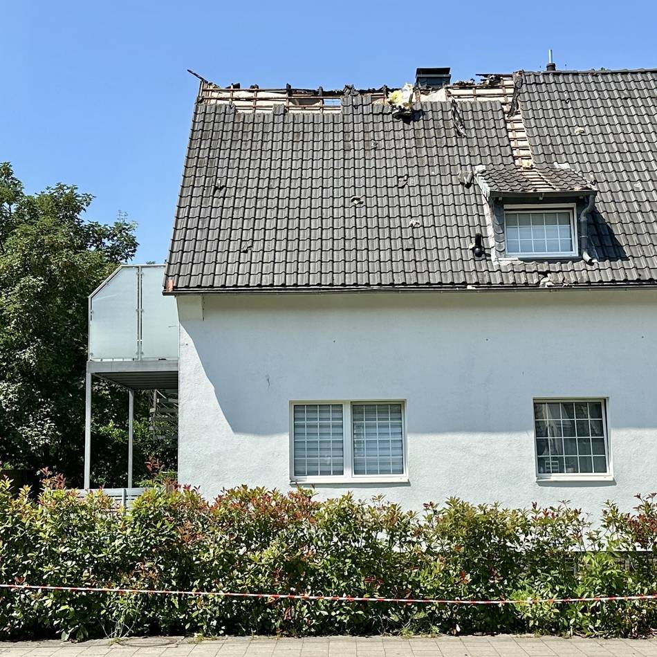 Feuerwehr Düsseldorf: Blitz schlägt in Haus ein – 50 Einsatzkräfte bekämpfen brennenden Dachstuhl