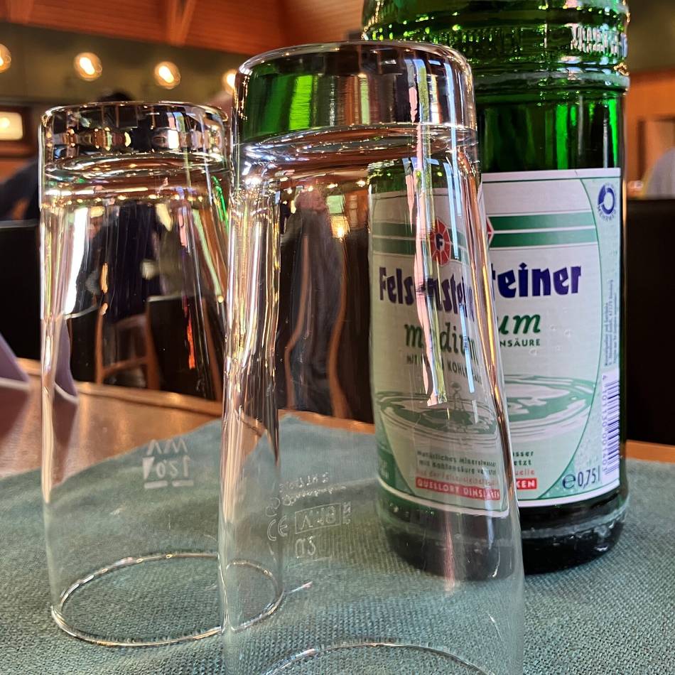 Wie Kommunen im Kreis Viersen sparen: Politiker bringen ihr eigenes Wasser mit