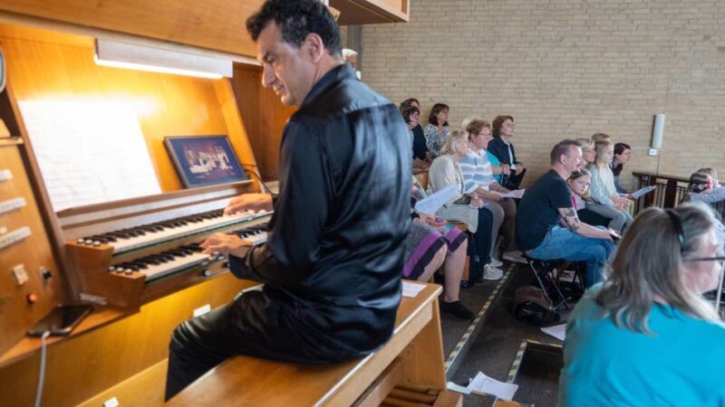 „Peter Pan“ in der Auferstehungskirche in Willich: Orgelspiel und Gesang lassen alten Stummfilm leuchten