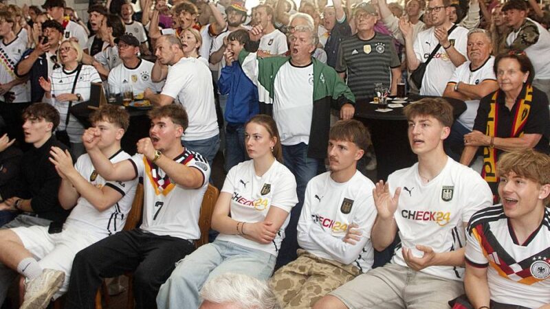 Public Viewing in Alpen: 200 Fußballfans ließen die Partyscheune beben