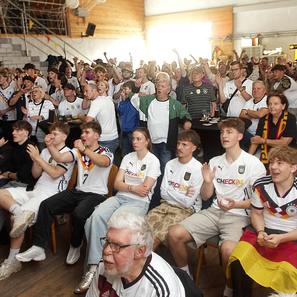 Public Viewing in Alpen: 200 Fußballfans ließen die Partyscheune beben