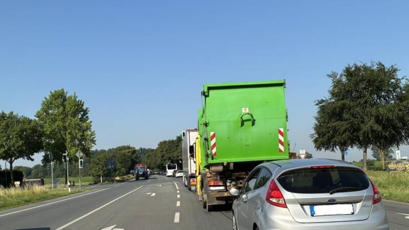Verkehr staut sich kilometerweit: Mega-Stau in Mega-Hitze an der Reeser Rheinbrücke