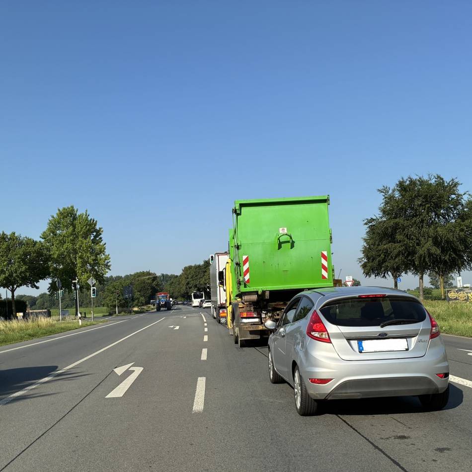 Verkehr staut sich kilometerweit: Mega-Stau in Mega-Hitze an der Reeser Rheinbrücke
